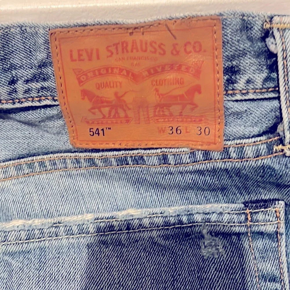 Levi’s! Levi’s! Levi’s! Mens Levi’s 541 distressed jeans! Levi’s! Levi’s!